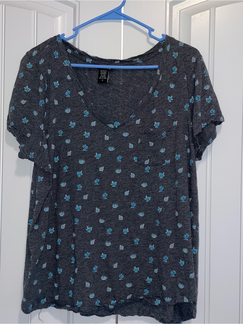 Casual Charcoal V-Neck Tee with Teal Floral Print